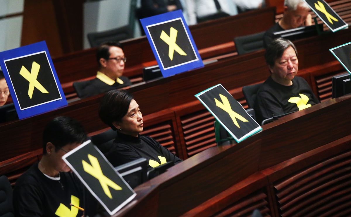 Crisis looms as HK legislators walk out to shun independence activists Crisis looms as HK legislators walk out to shun independence activists