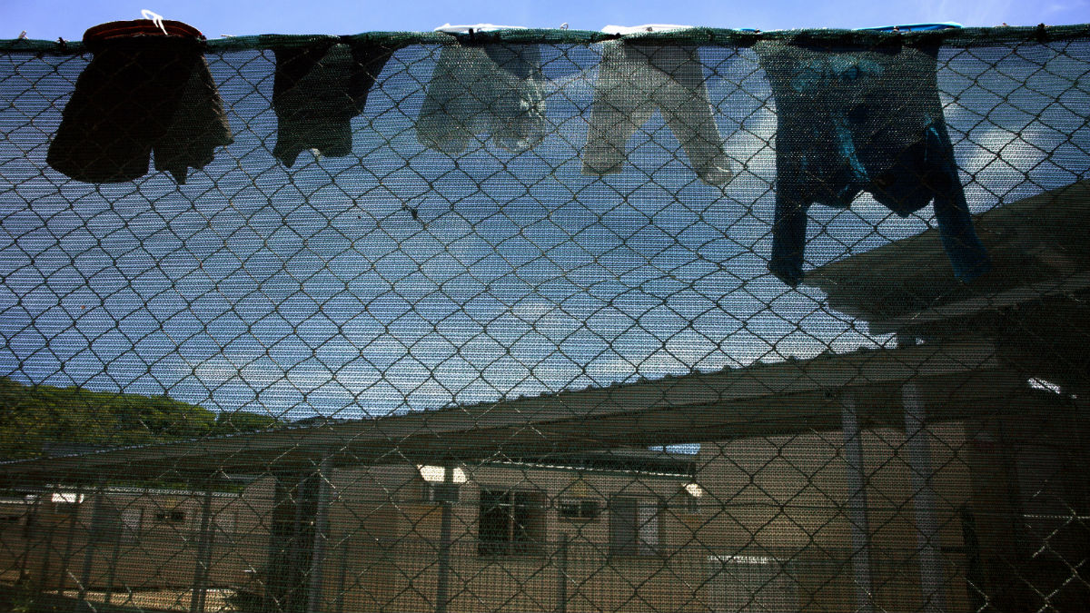 Australia agrees to close controversial refugee detention centre