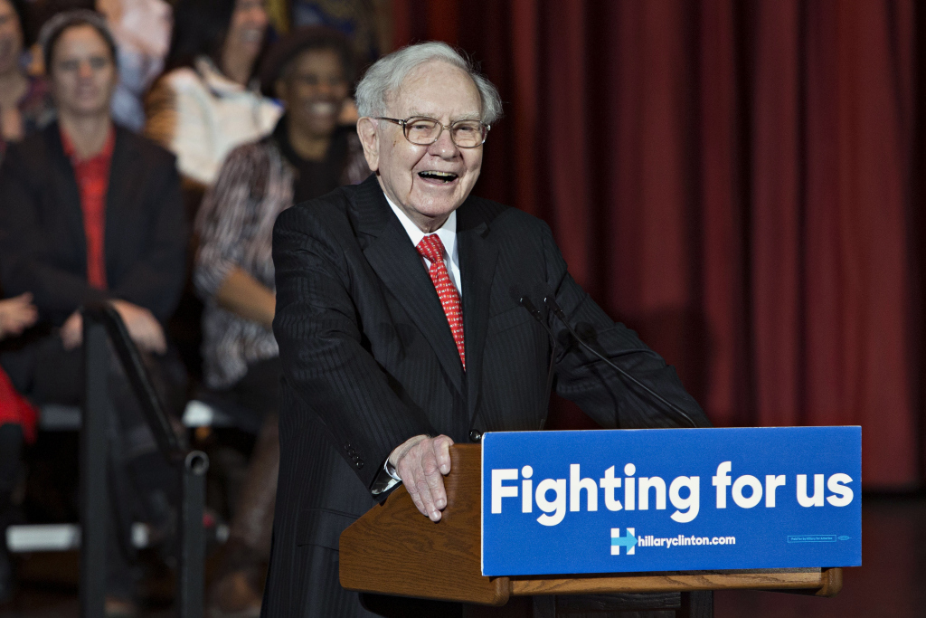 Buffett rebukes Trump, questions his business skill