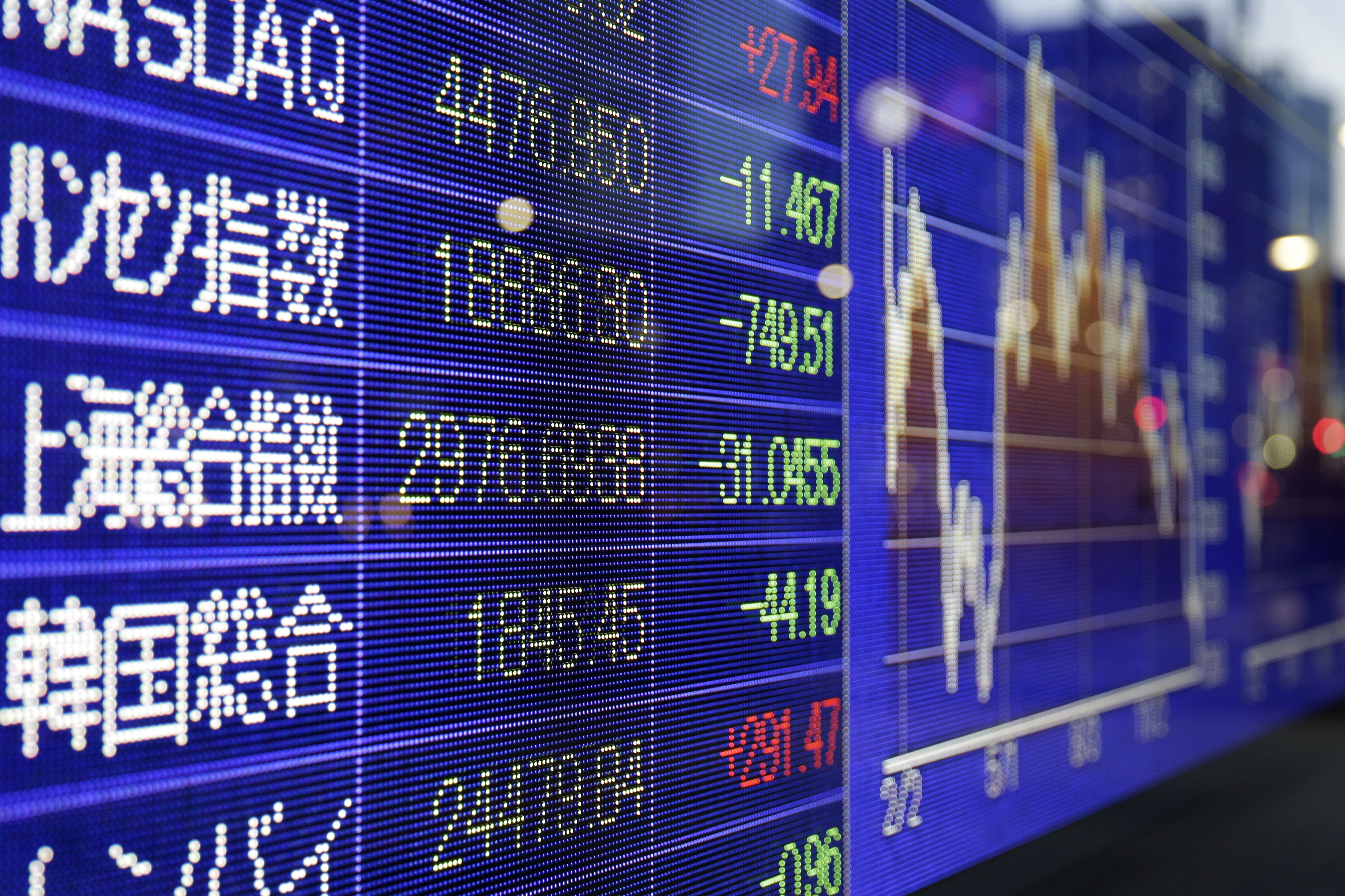 Asia stocks edge up amid Fed lull, oil slips