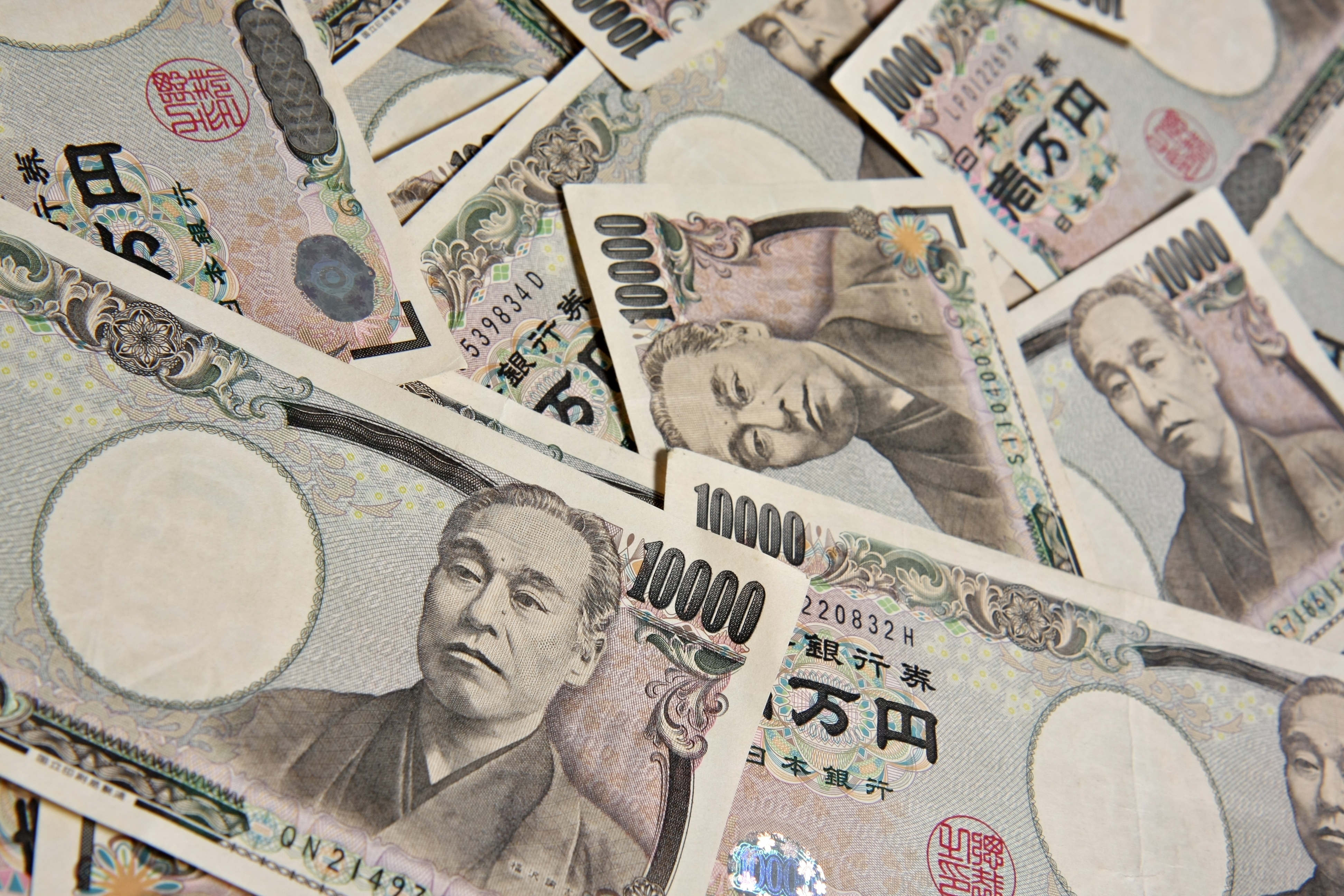 Yen keeps distance from one-month low after Kuroda comments, Aussie gains