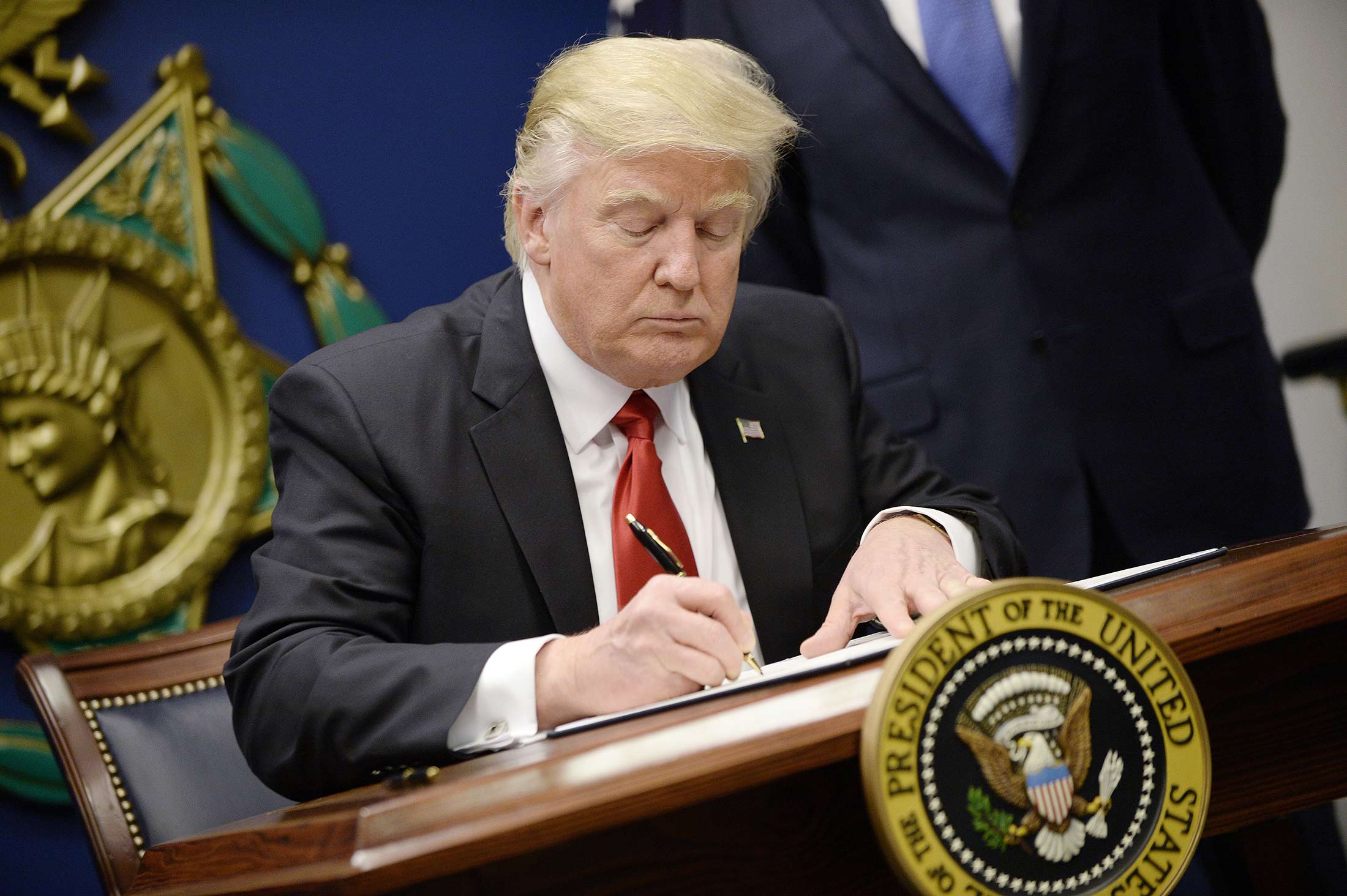 Trump Freezes Refugee Program, Orders New Vetting for Entry Trump Freezes Refugee Program, Orders New Vetting for Entry