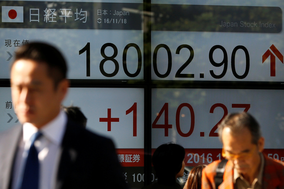 Asia Stocks Climb as Busy Week Begins; Euro Rises