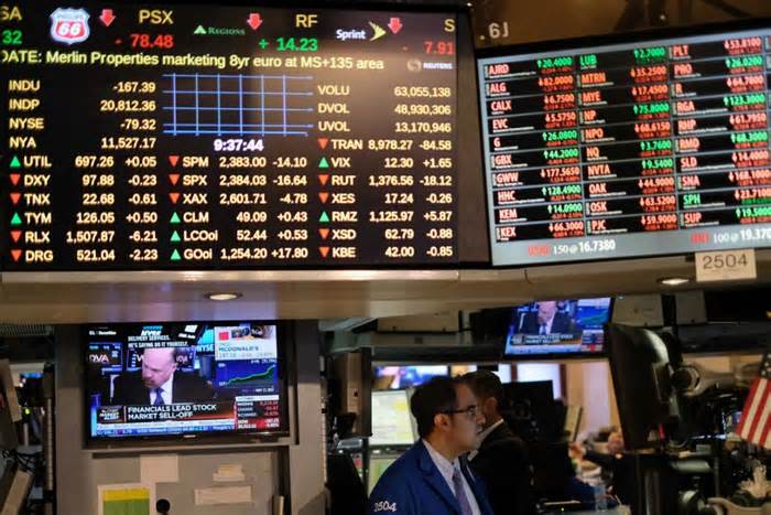 Stocks Rise, Dollar Slumps as Trump Woes Intensify