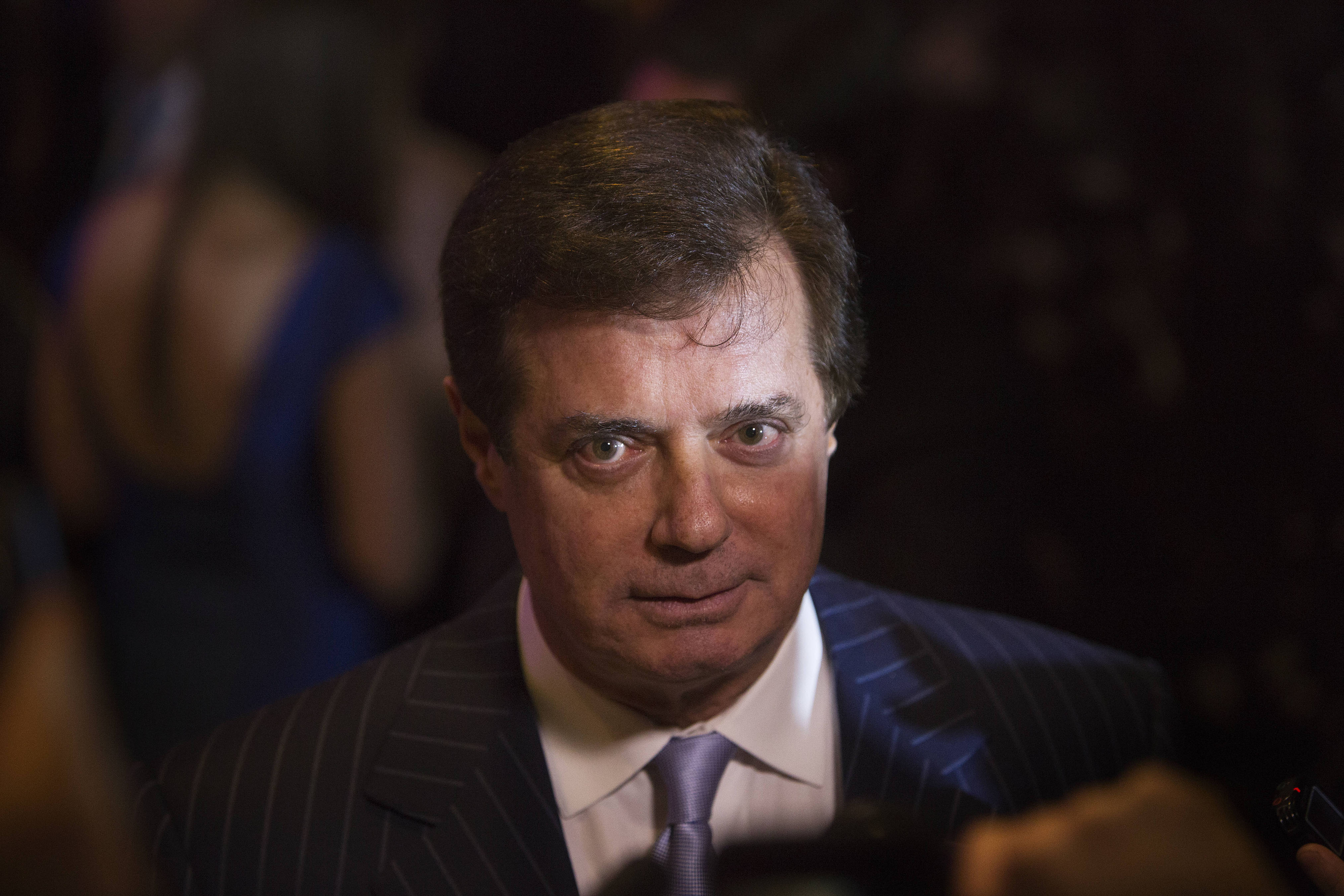 U.S. investigators seek to turn Manafort in Russia probe: sources