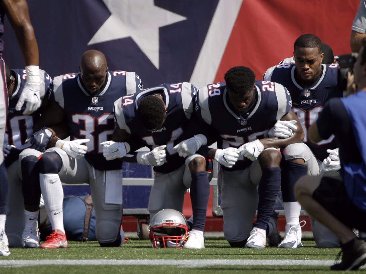 Trump’s NFL Anthem Crusade Angers Billionaire Campaign Donors Trump’s NFL Anthem Crusade Angers Billionaire Campaign Donors