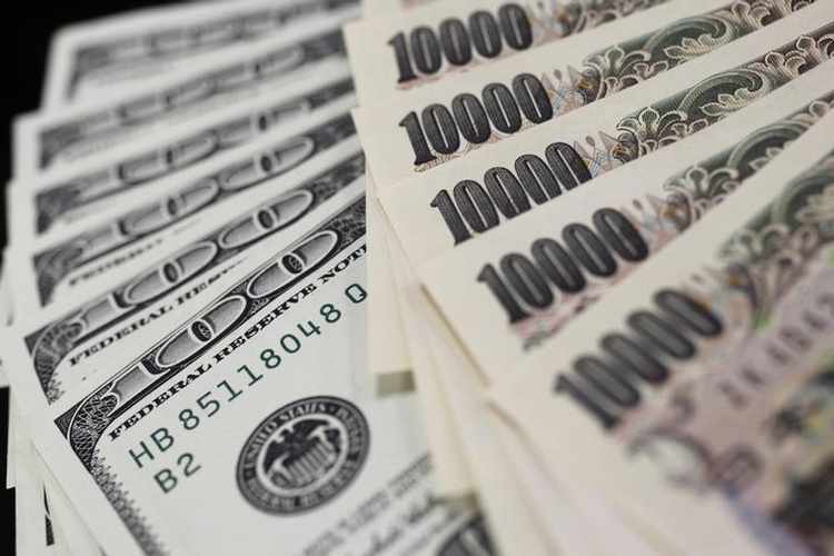 Dollar edges higher, underpinned by rise in U.S. bond yields