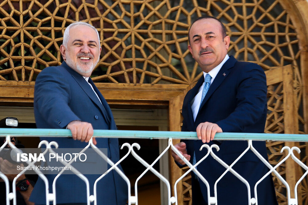 Zarif, Cavusoglu Sign Deal to Boost Mutual Cooperation