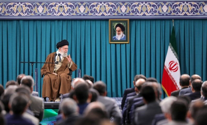 Leader Hails Iranian Economic Activists for Countering Sanctions