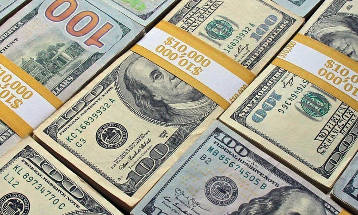 US Dollar Depreciates to 92.22 Rubles on Moscow Exchange