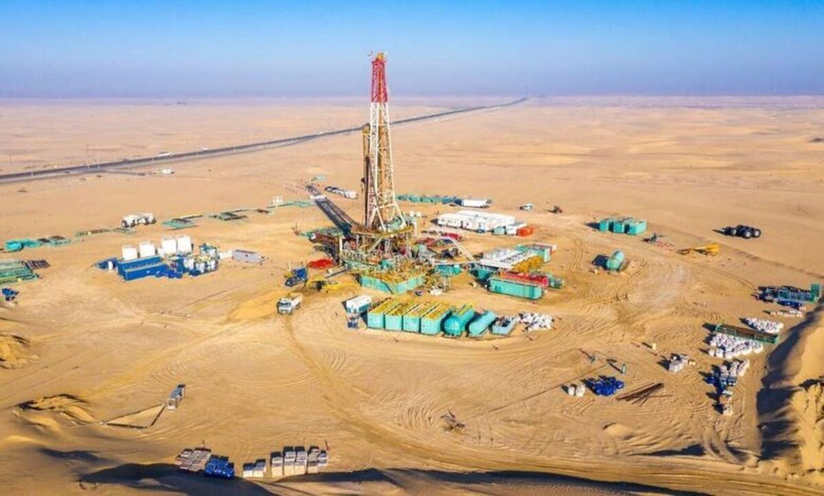 Iran starts $528 mln project to develop oilfields near Iraq