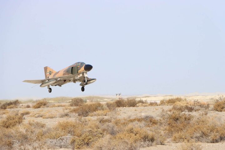 Iranian fighter jets destroy flying drones in war game