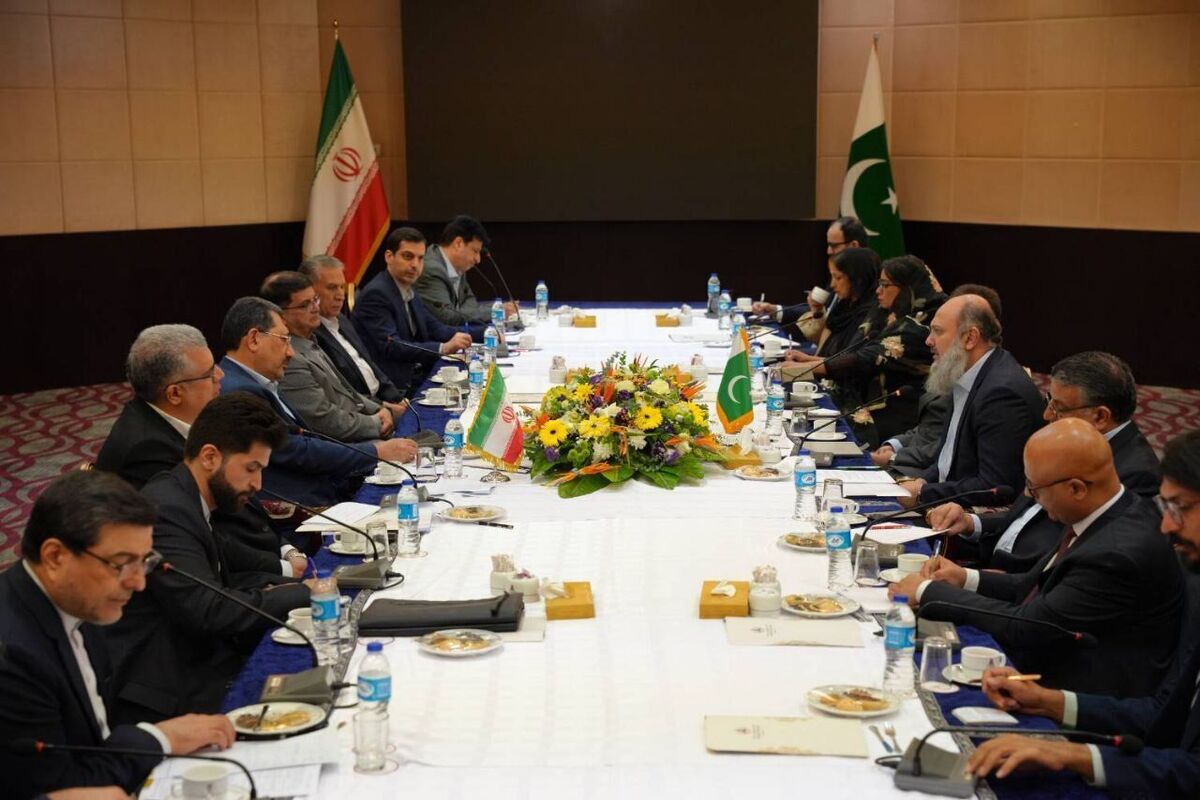 Iran and Pakistan set $10 billion trade target