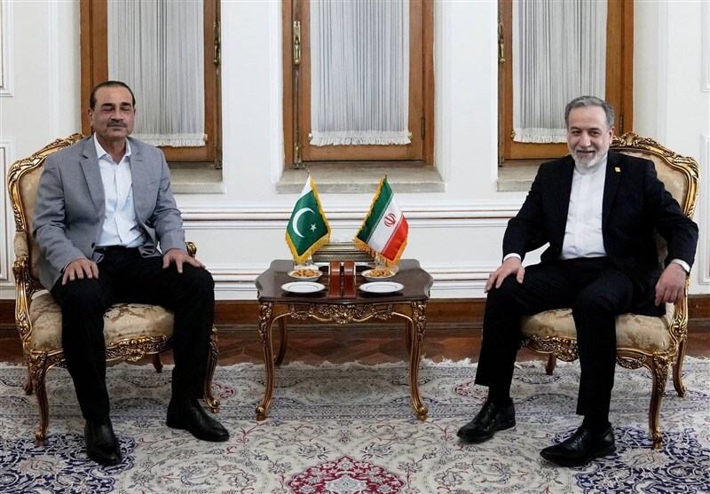 Pakistan Top General Holds Talks with Senior Iranian Officials in Tehran