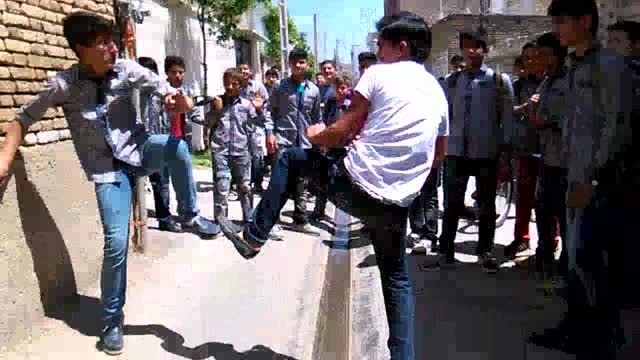 اجرای فن کشتی کج در وسط خیابان! + فیلم