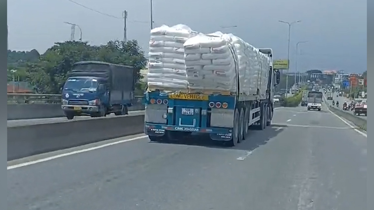 واژگون شدن بار یک تریلی در خیابان + فیلم