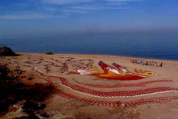 بلایی که مسافران نوروزی سر جزیره رنگین هرمز آوردند + فیلم