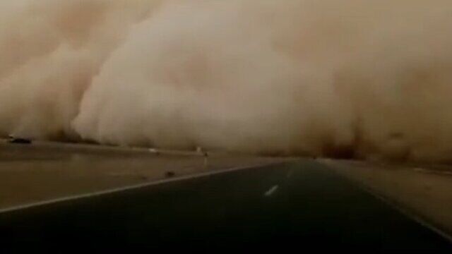 لحظه ورود طوفان شن به سرخس + فیلم