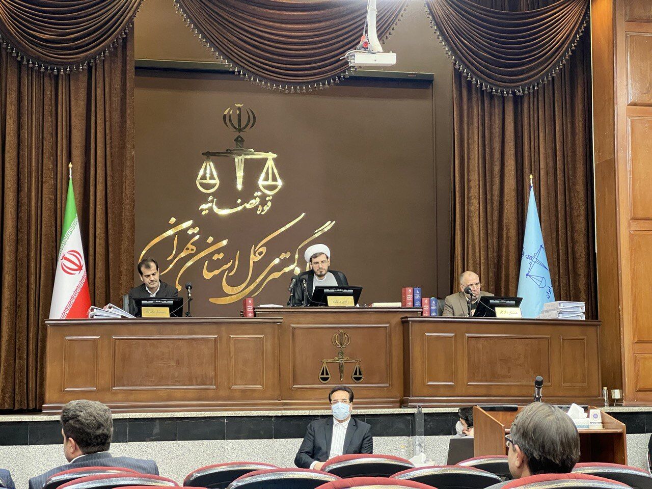 داستان وکیلی که حتی مادرش هم به او معترض است!