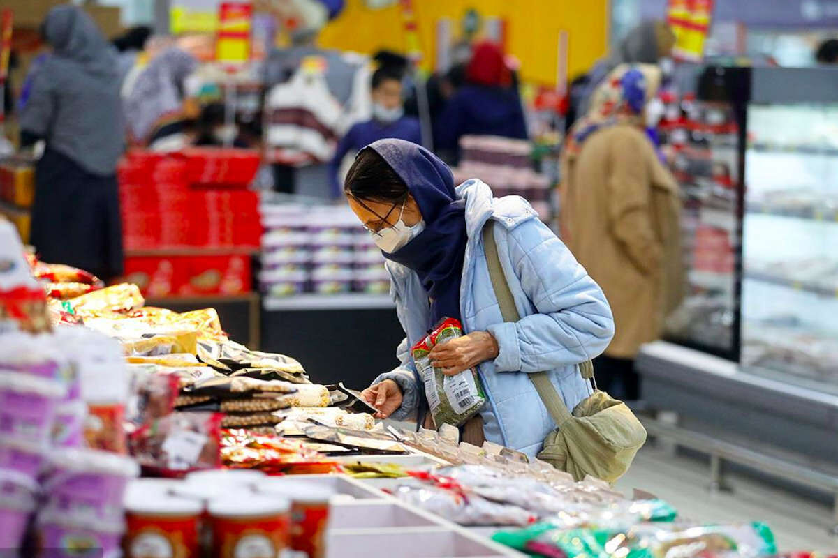 بازنشستگان و کارمندان زیر فشار تورم و سفره‌هایی که جمع می‌شود!