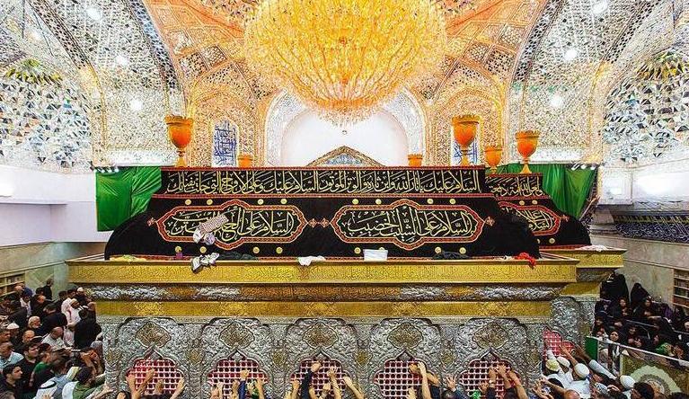 لحظه تعویض پرچم گنبد مطهر حرم امام حسین(ع) و حال و هوای بین‌الحرمین + فیلم