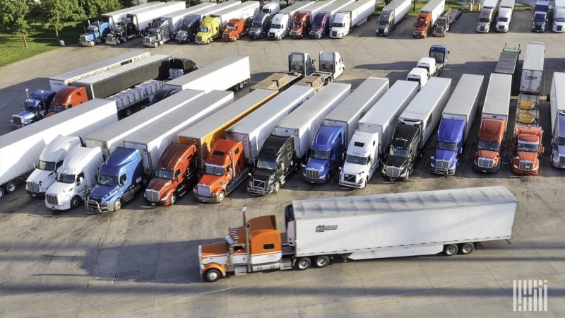 مهارت شگفت‌انگیز این خانم راننده در پارک کردن تریلی! + فیلم