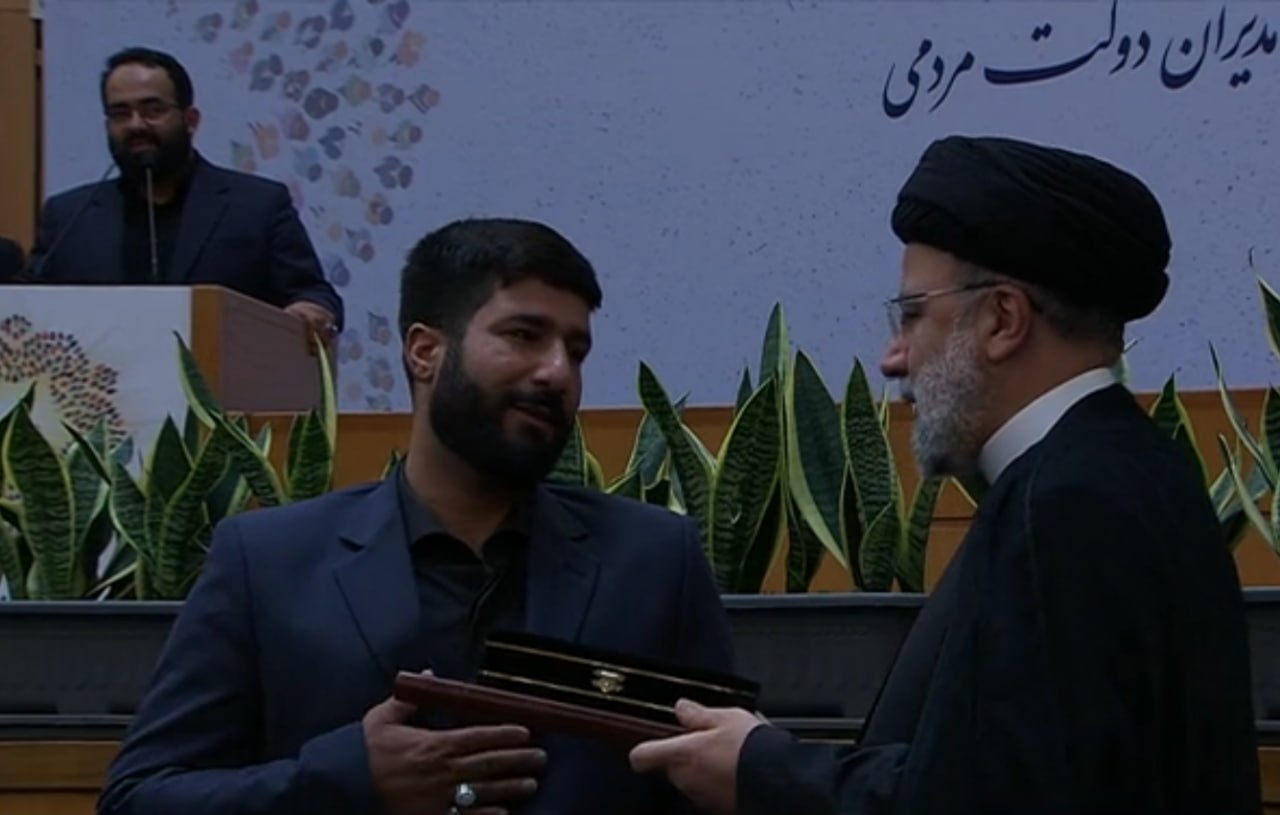 تقدیر رییسی از خادم فداکار حرم شاهچراغ + فیلم