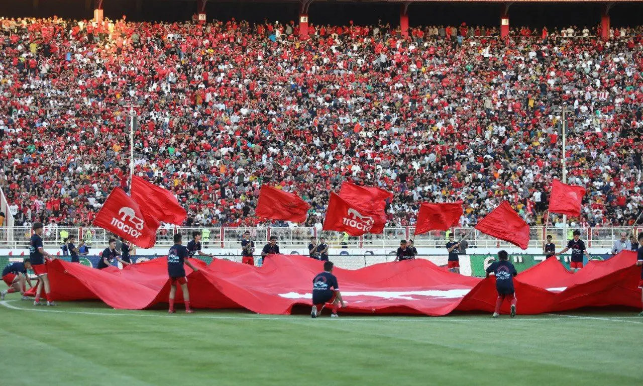 شور و حال تماشایی هواداران تراکتور در استادیوم + فیلم