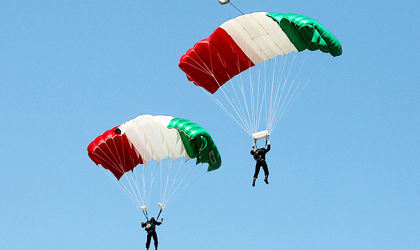 چتربازی مسن‌ترین زن جهان + فیلم