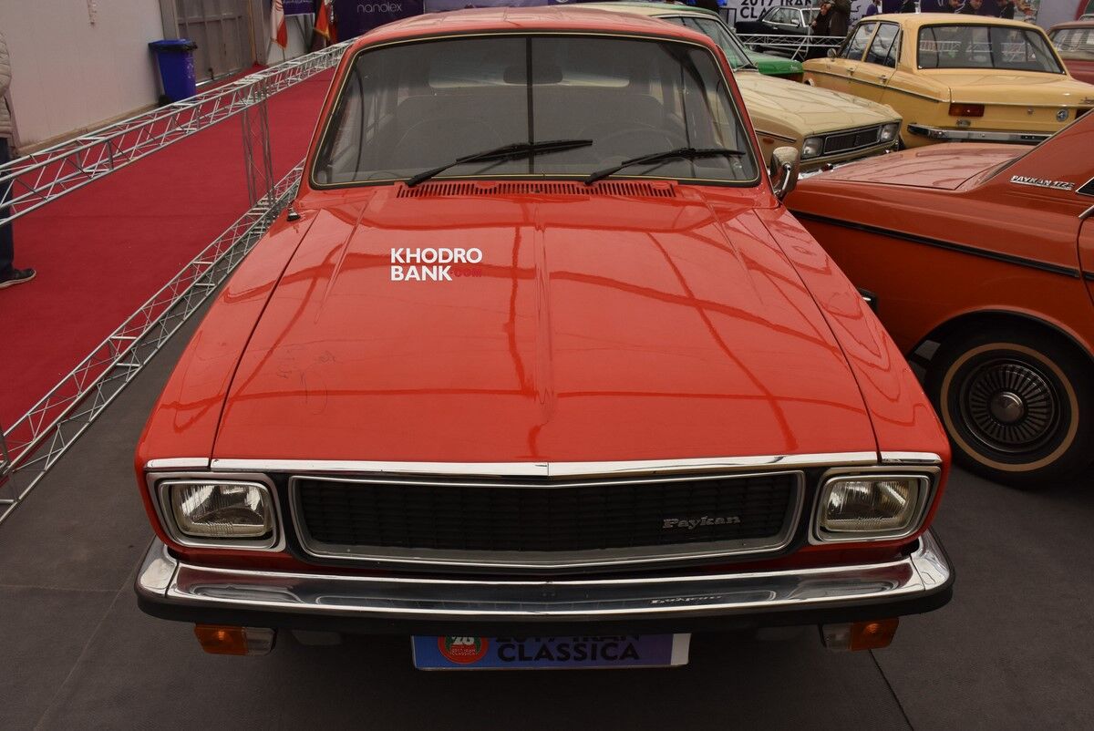 استقامت باورنکردنی پیکان قدیمی برابر وزنه 300 کیلویی! + فیلم