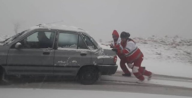 امدادرسانی هلال‌احمر زنجان به گرفتاران در راه