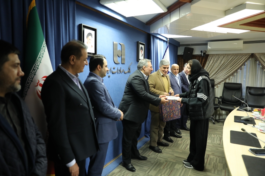 تجلیل از قهرمانان و مدال‌آوران المپیک ۲۰۲۴ توسط بانک صادرات ایران/ سیفی: نگاه بانک صادرات ایران به ورزش قهرمانی، سرمایه‌گذاری برای نسل آینده است