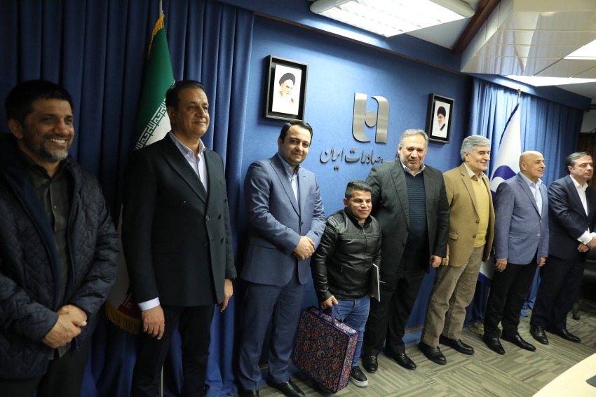 تجلیل از قهرمانان و مدال‌آوران المپیک ۲۰۲۴ توسط بانک صادرات ایران/ سیفی: نگاه بانک صادرات ایران به ورزش قهرمانی، سرمایه‌گذاری برای نسل آینده است