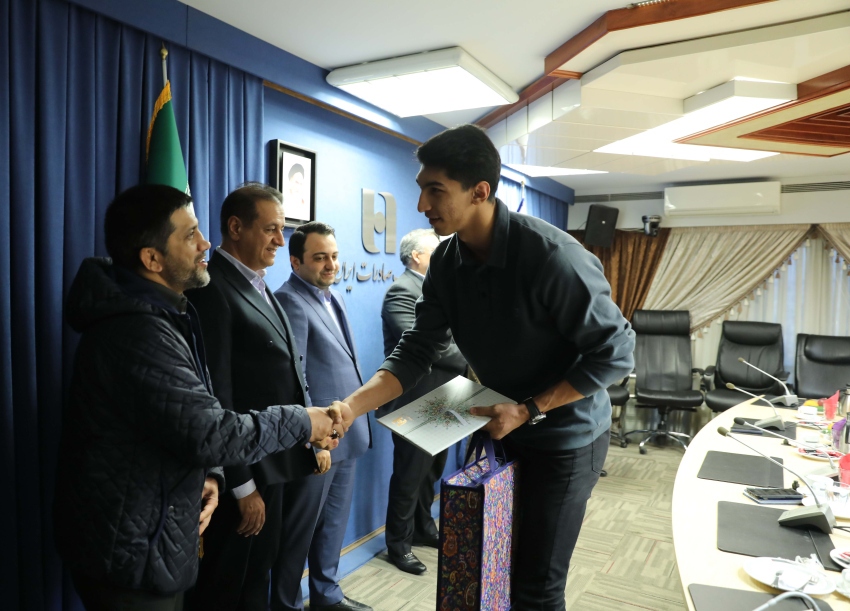 تجلیل از قهرمانان و مدال‌آوران المپیک ۲۰۲۴ توسط بانک صادرات ایران/ سیفی: نگاه بانک صادرات ایران به ورزش قهرمانی، سرمایه‌گذاری برای نسل آینده است