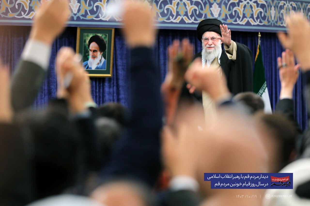 تصویری از رهبر انقلاب اسلامی در آغاز دیدار هزاران نفر از مردم قم به‌مناسبت گرامیداشت سالروز قیام ۱۹ دی