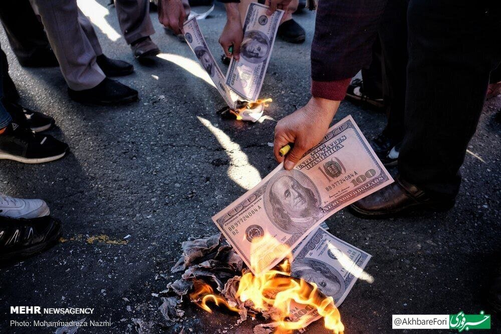 آتش زدن دلار در راهپیمایی ۲۲ بهمن خبرساز شد + عکس