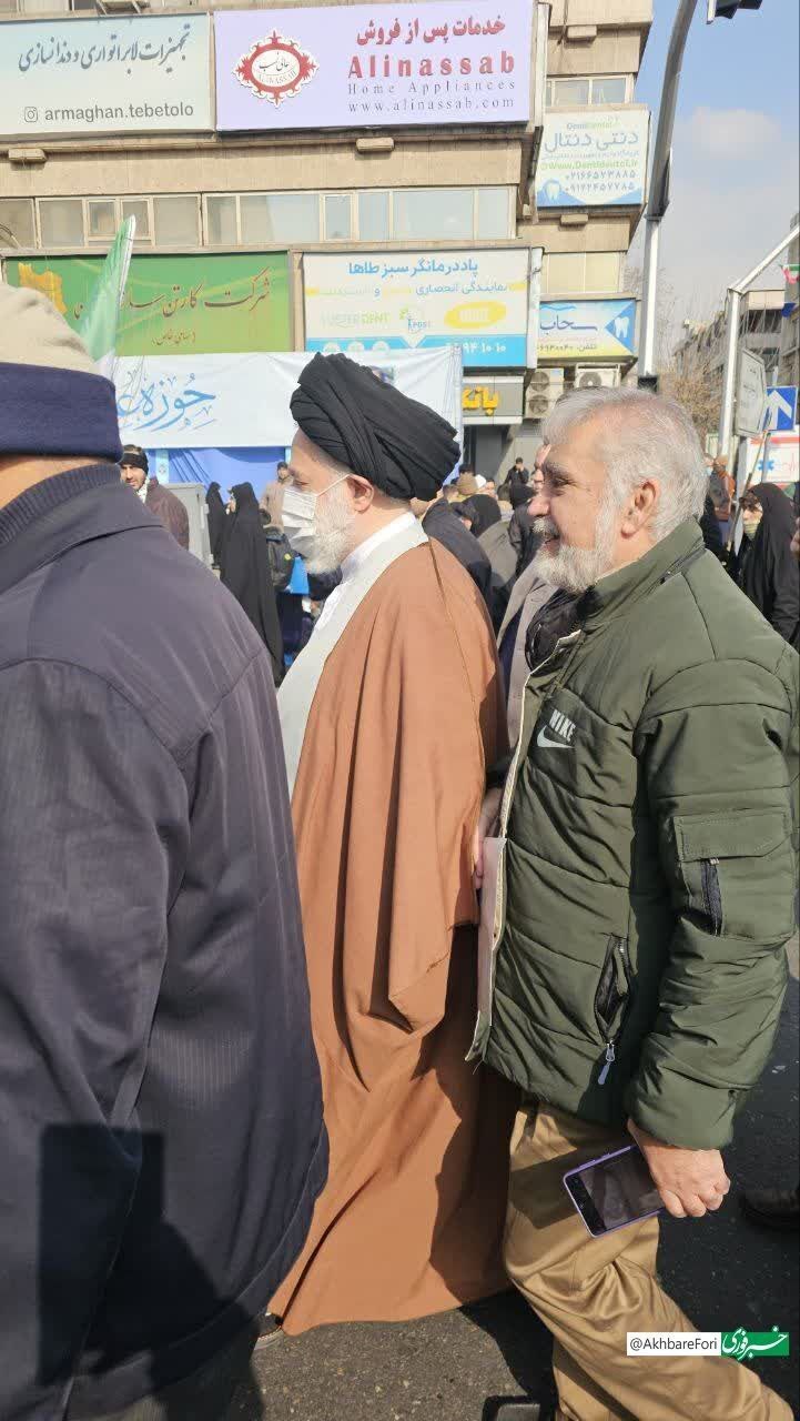 مصطفی خامنه‌ای در راهپیمایی ۲۲ بهمن + عکس