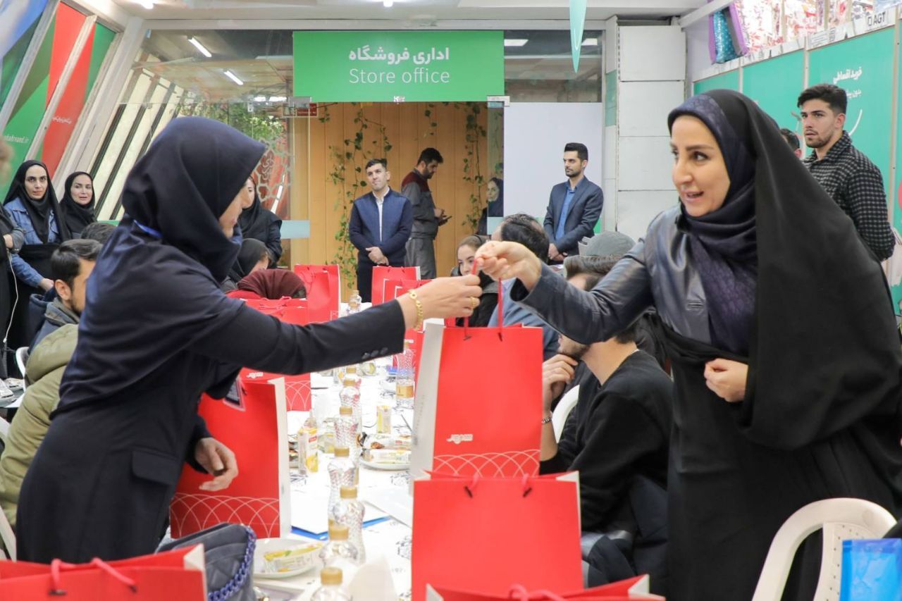 فروشگاه‌های زنجیره‌ای شهروند میزبان فرزندان دانشجوی كاركنان شهرداری تهران شد/ رویداد