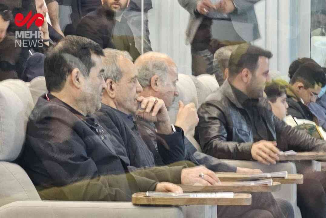 پزشکیان به ورزشگاه آزادی رفت + عکس
