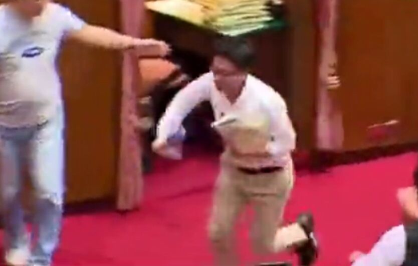 نماینده معترض پارلمان تایوان یک لایحه را به سرقت برد! + فیلم