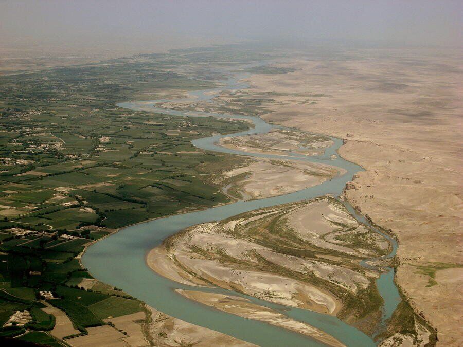 لحظه رهاسازی حقابه ایران به خاک سیستان و بلوچستان + فیلم