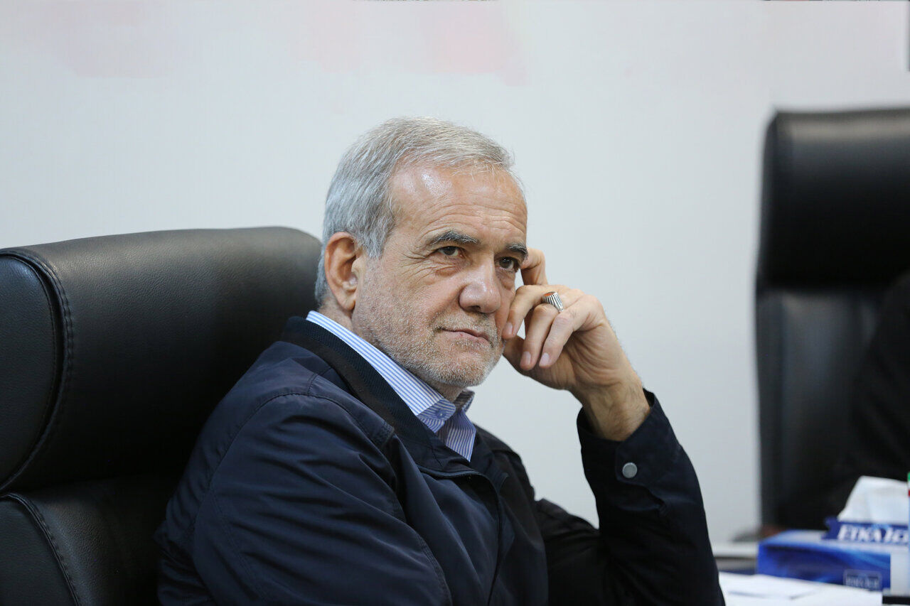 حضور پزشکیان در اولین شب عزاداری در حسینیه امام خمینی(ره)