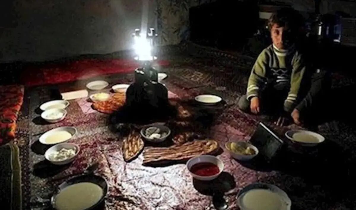 ویدیوی تلخ و تکان‌دهنده مرد ایرانی که از شدت فقر مردار می‌خورد