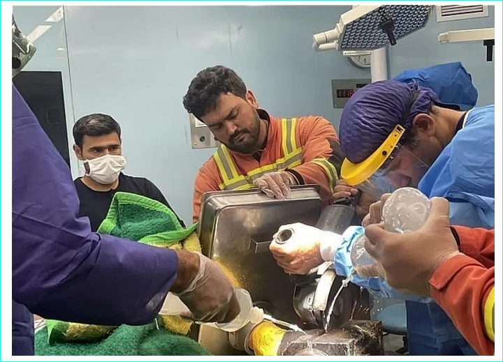 دست کارگر رستوران در چرخ گوشت صنعتی گیر کرد+ عکس
