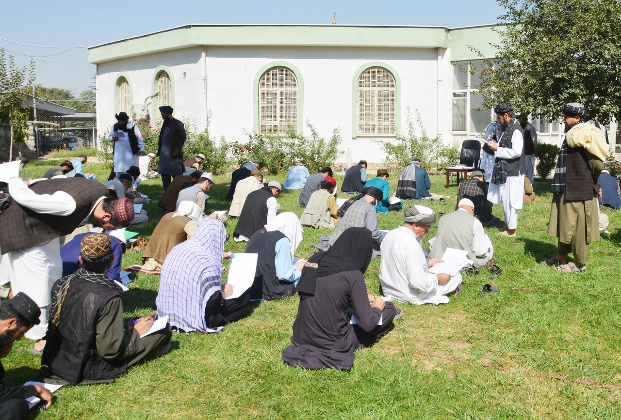 امتحان دینی کارکنان طالبان خبرساز شد+ عکس