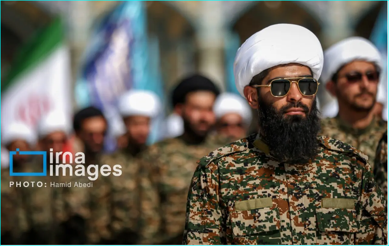 پوشش متفاوت یک روحانی در مسجد جمکران +‌ عکس