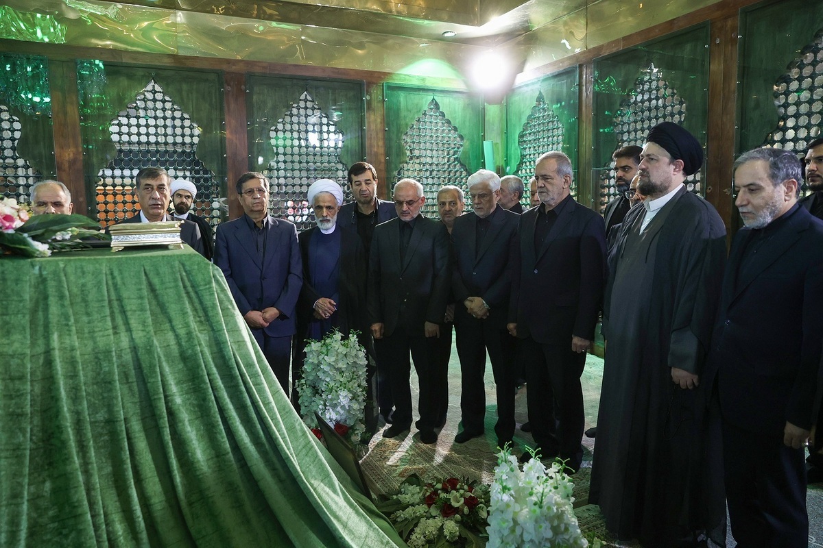 فاتحه‌خوانی رییس جمهور بر سر مزار آیت‌الله هاشمی + عکس