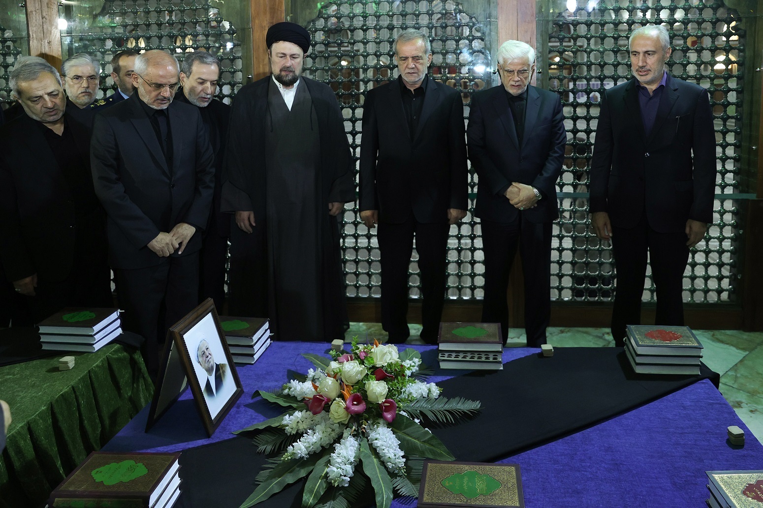 فاتحه‌خوانی رییس جمهور بر سر مزار آیت‌الله هاشمی + عکس
