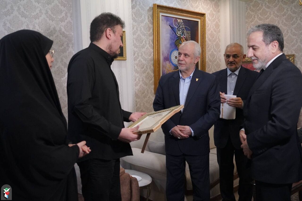عکسی از عراقچی در خانه شهید امیرعبداللهیان