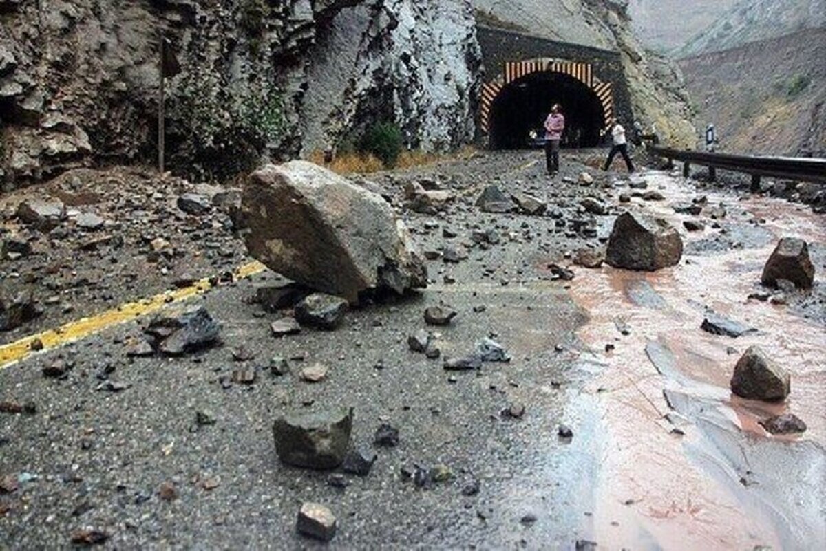 ریزش کوه در آزادراه تهران شمال + فیلم ریزش کوه در آزادراه تهران شمال + فیلم
